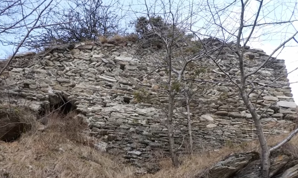 Vicino a Fenestrelle, a Ville Cloze la prima struttura fortificata in Val Chisone